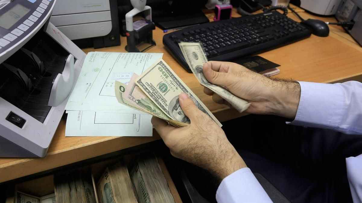 بغداد تتحرك لاحتواء المشكلة.. مخاوف تشديد العقوبات تنعش تهريب الدولار