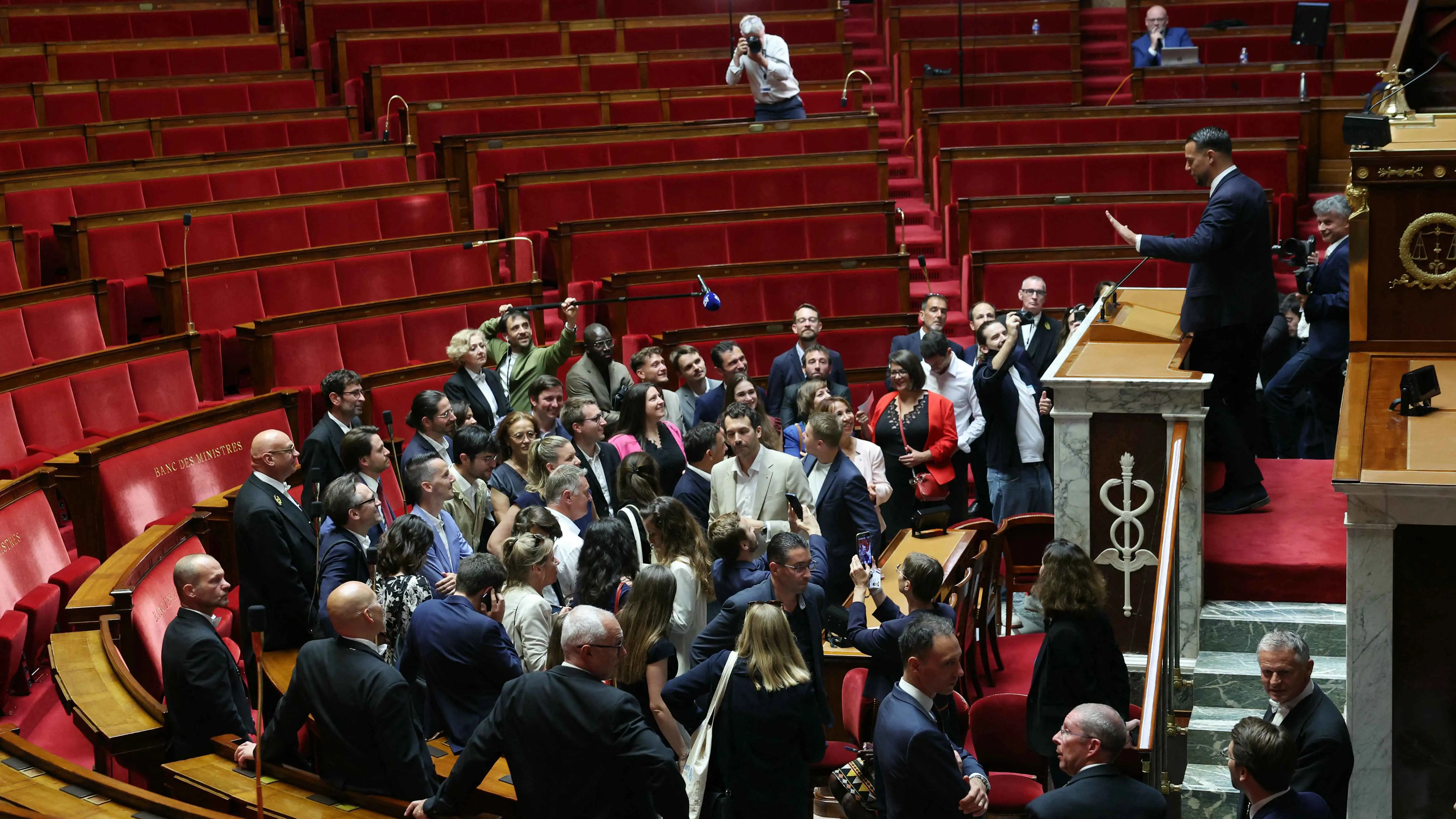 "صراع الكتل" يلقي بظلال قاتمة على مستقبل فرنسا السياسي