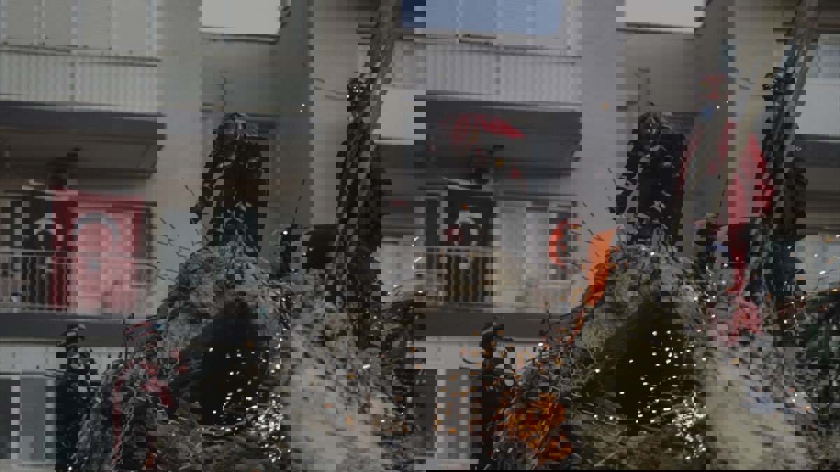 إنقاذ طفلة بعد 65 ساعة قضتها تحت أنقاض زلزال إزمير (فيديو)