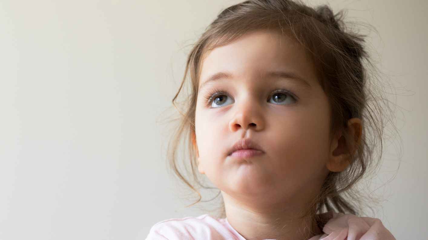 علامات تدل على أن طفلك لا يشعر بالأمان العاطفي معك