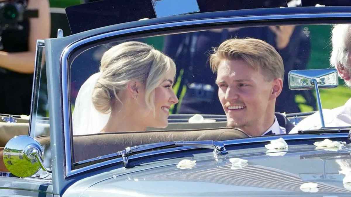 نجم آرسنال يتزوج صديقته للمرة الثانية في 7 أشهر (صور وفيديو)