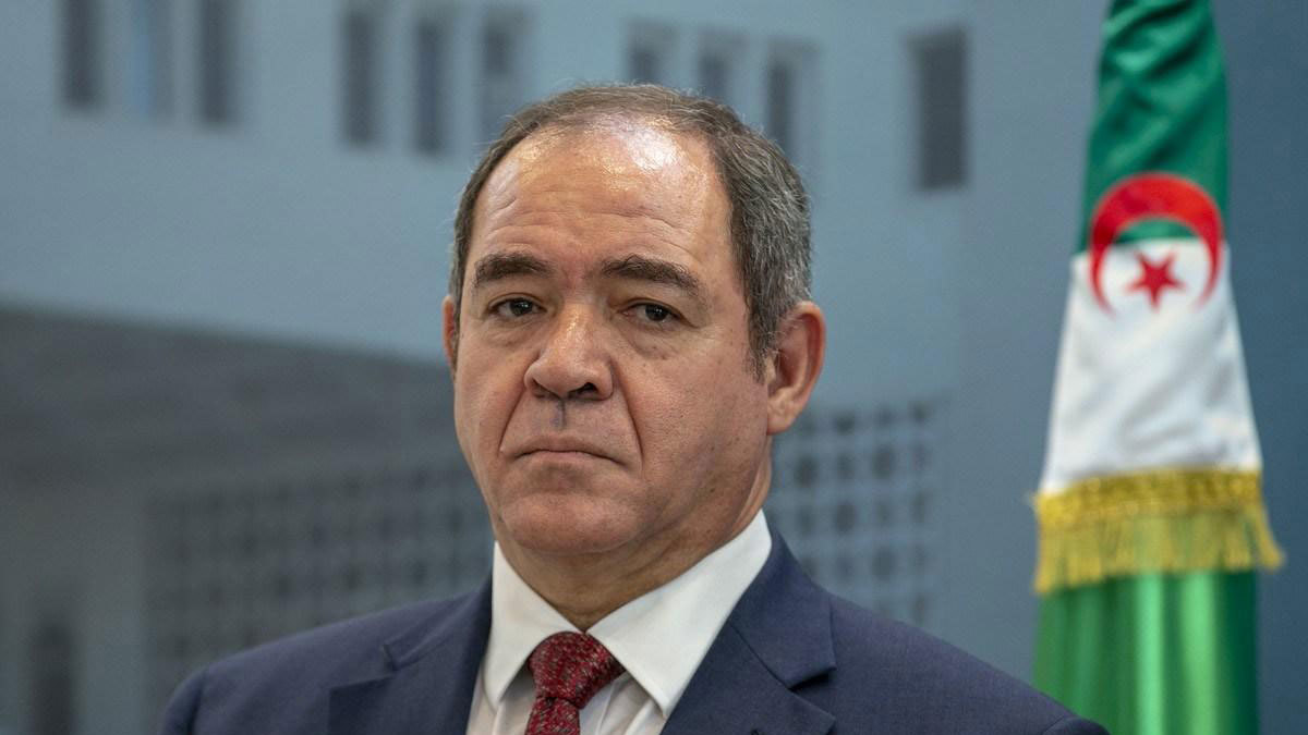 وزير خارجية الجزائر يعلّق على رفض الوفاق الليبية لقاءه