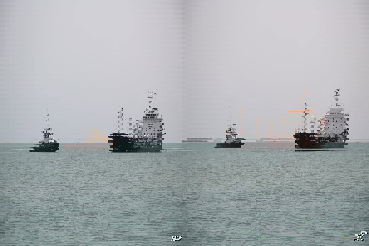 هيئة: إجلاء طاقم سفينة مملوكة لجهة يونانية بعد هجوم الحوثيين عليها