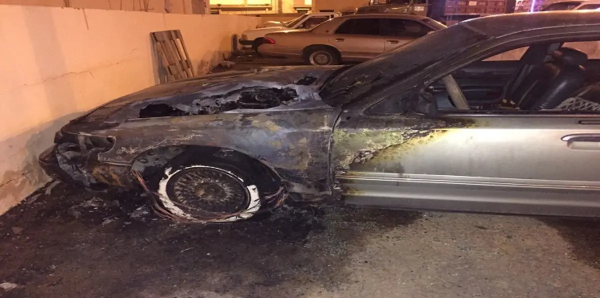 أردني يحرق مركبته احتجاجًا على مخالفة سير