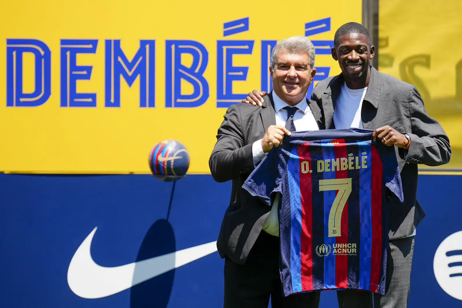 عثمان ديمبيلي مع خوان لابورتا رئيس برشلونة 