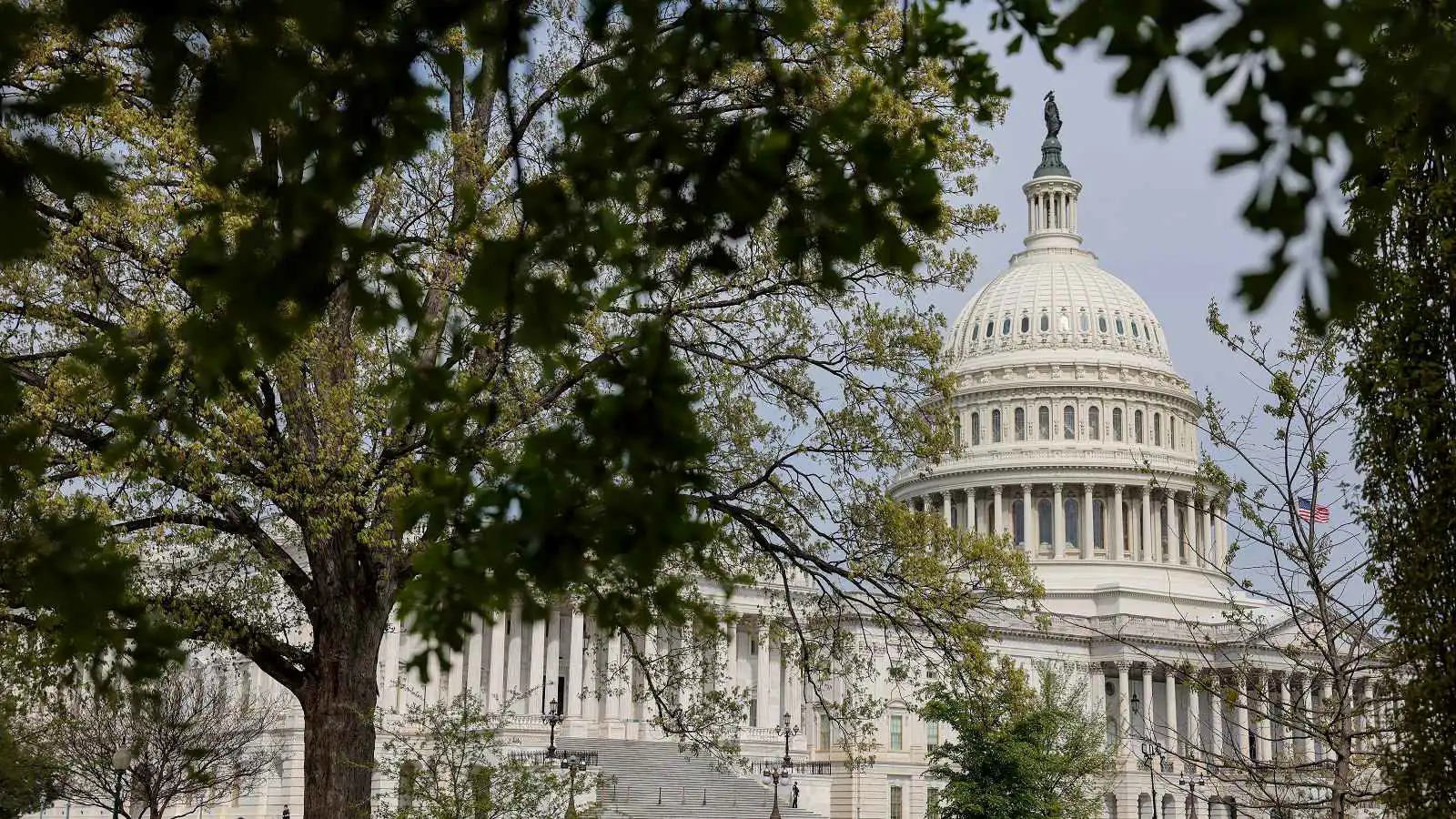 الجمهوريون يعرقلون مقترحا لتقييد سلطات ترامب في حرب إيران