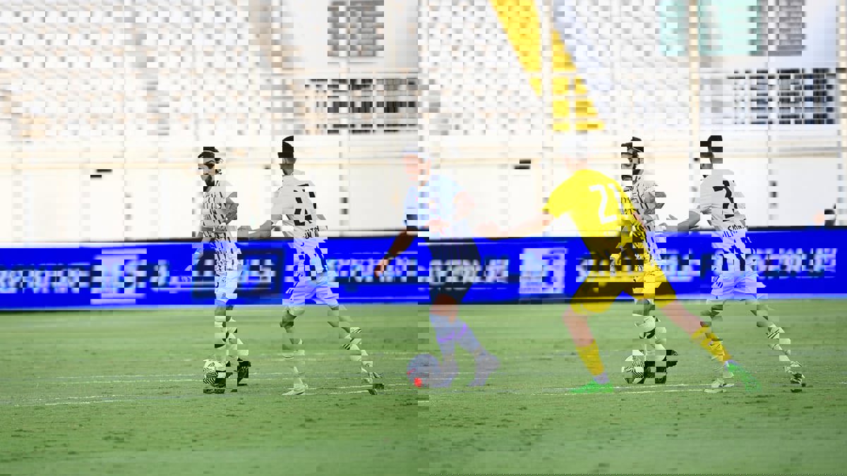 الحكم يتسبب في إيقاف هجمة خطيرة للعين أمام اتحاد كلباء (فيديو)