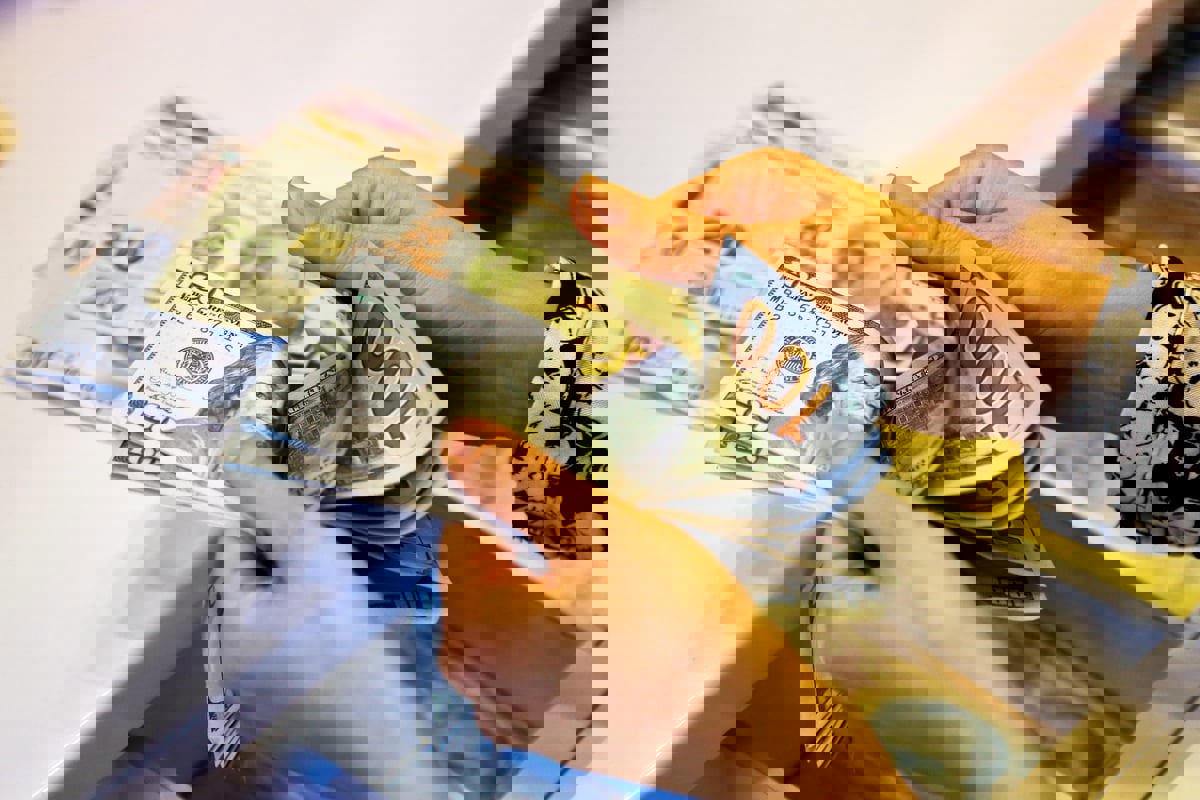 هبوط الدولار من أعلى مستوى له منذ 10 أشهر