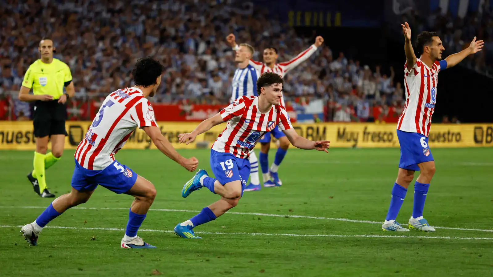 خطوة مثيرة من نجم أتلتيكو مدريد تقربه من برشلونة