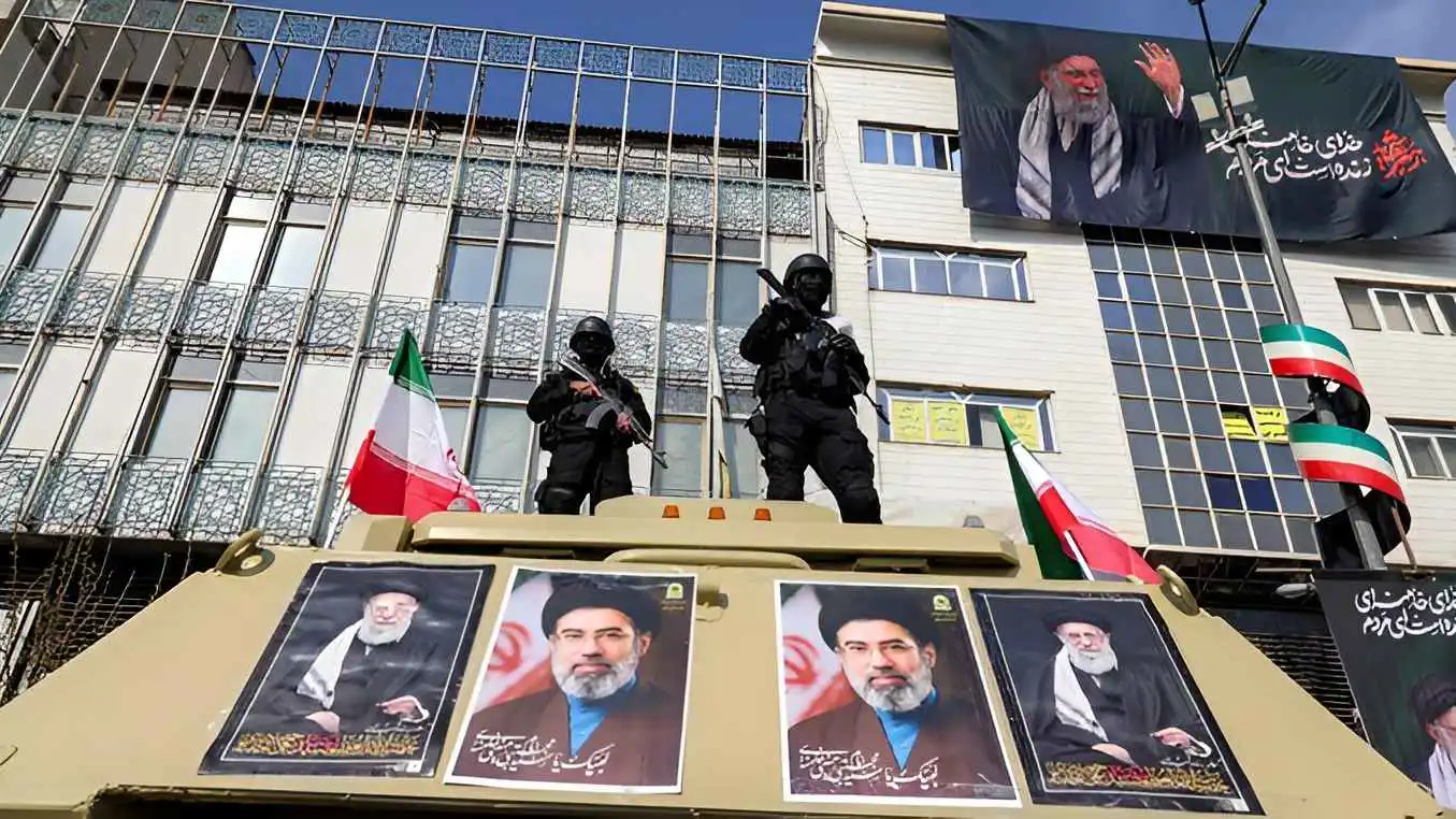 تزامناً مع ضربة لاريجاني.. تقارير عن مقتل مئات من "الباسيج" في إيران