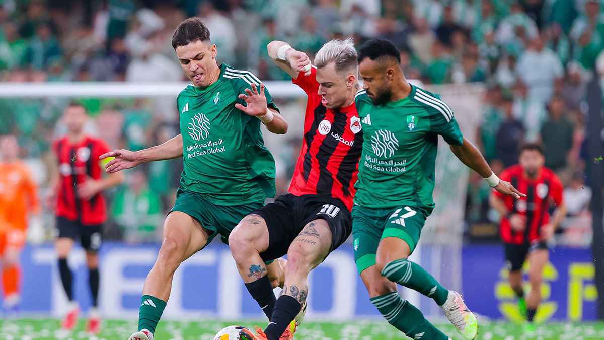 مدافع الأهلي السعودي يمنع فريقه من تسجيل هدف مؤكد (فيديو)