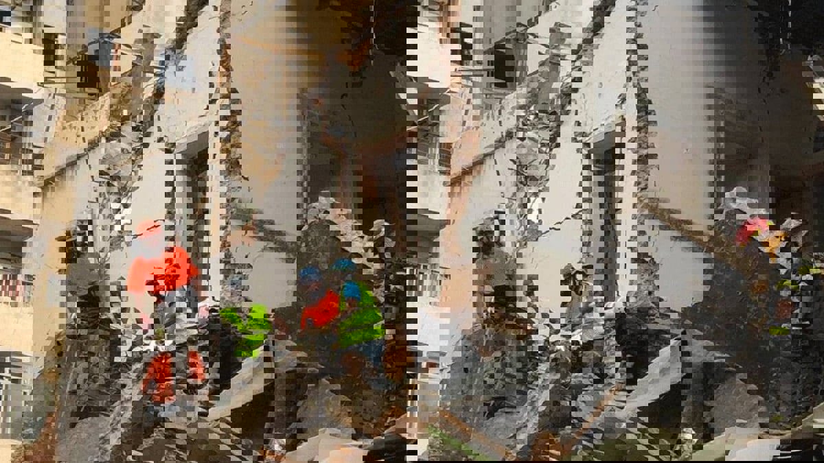 إعلان عن رصد "نبضات قلب" تحت مبنى مدمر في بيروت يحيي أملًا بالعثور على شخص حي