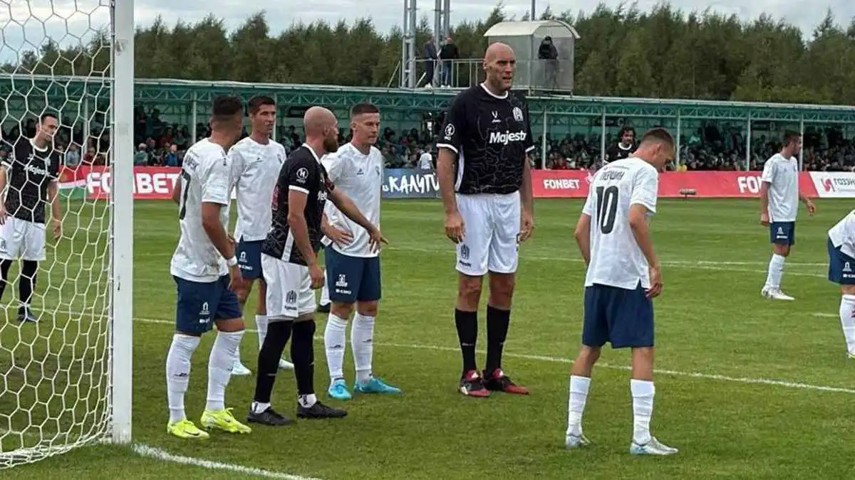 رأسه تصطدم بالعارضة.. شاهد أول ظهور لأطول لاعب في تاريخ كرة القدم (صور)