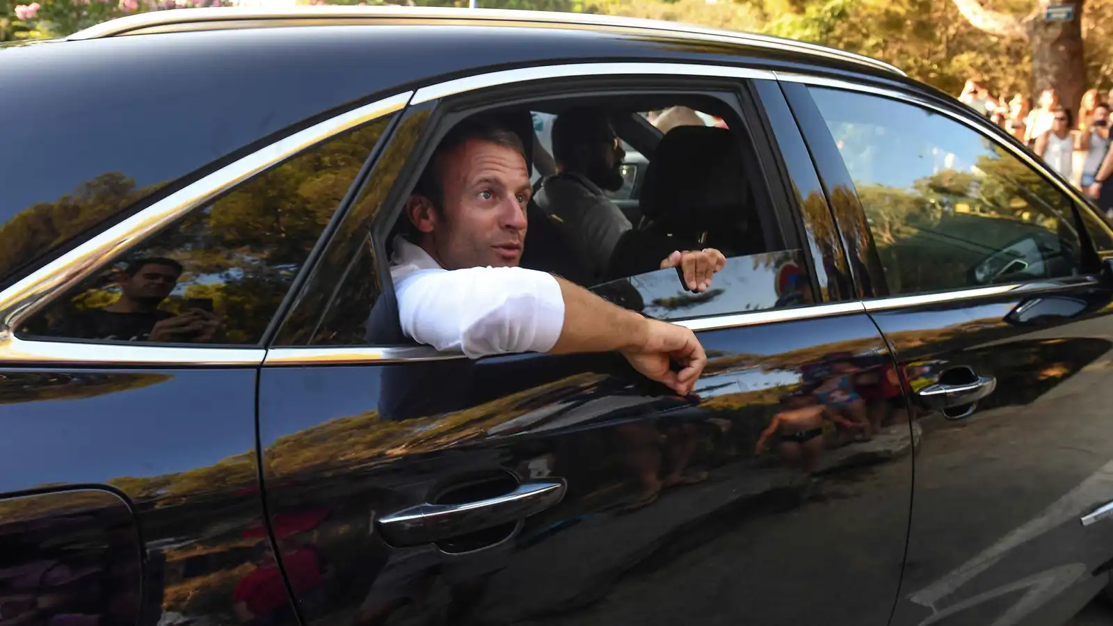 تكلفة إجازة ماكرون تُشعل غضب الفرنسيين وسط أزمة اقتصادية