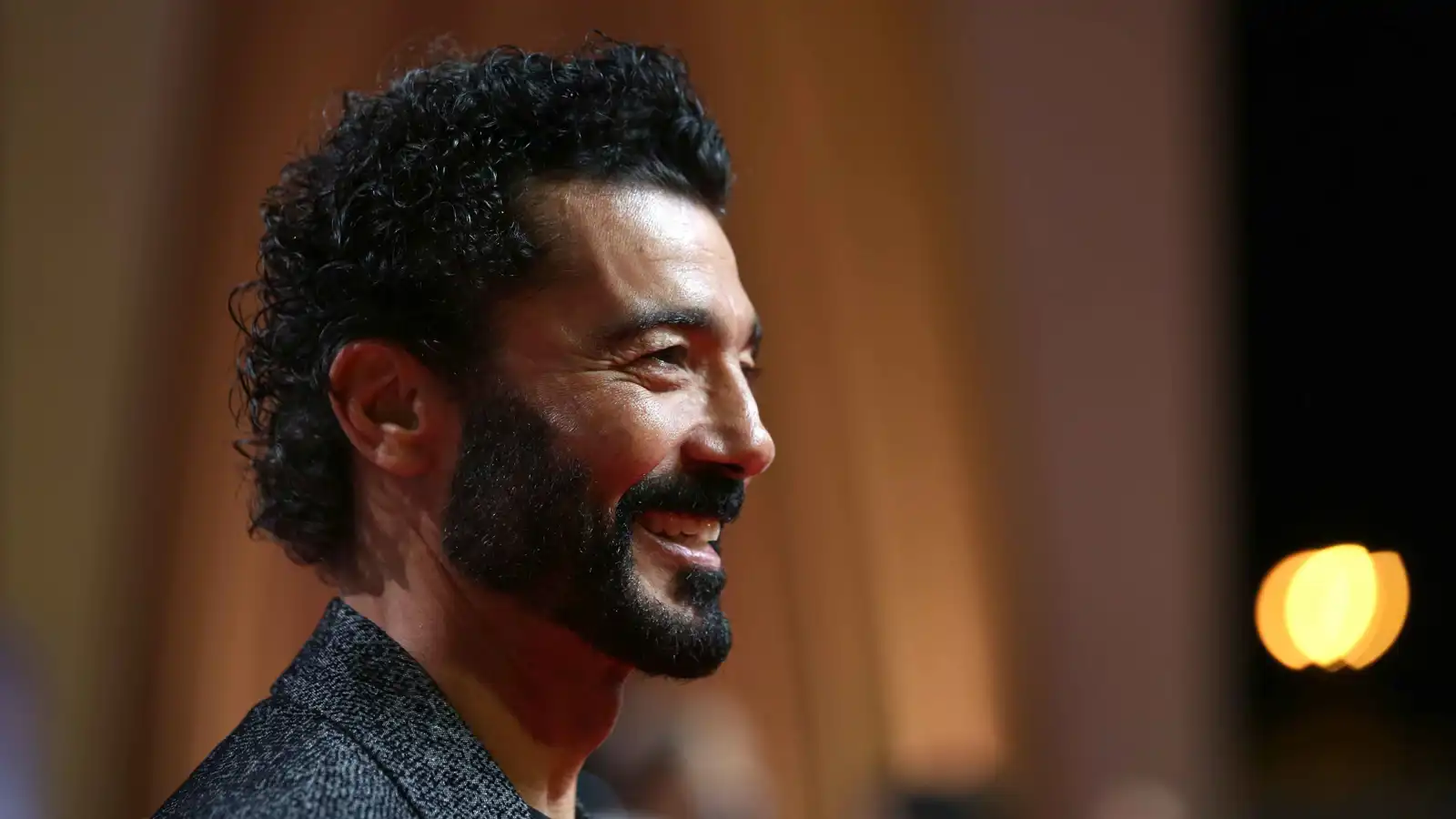 التلميذ والمعلم.. خالد النبوي يتدخل لعلاج سامي عبد الحليم