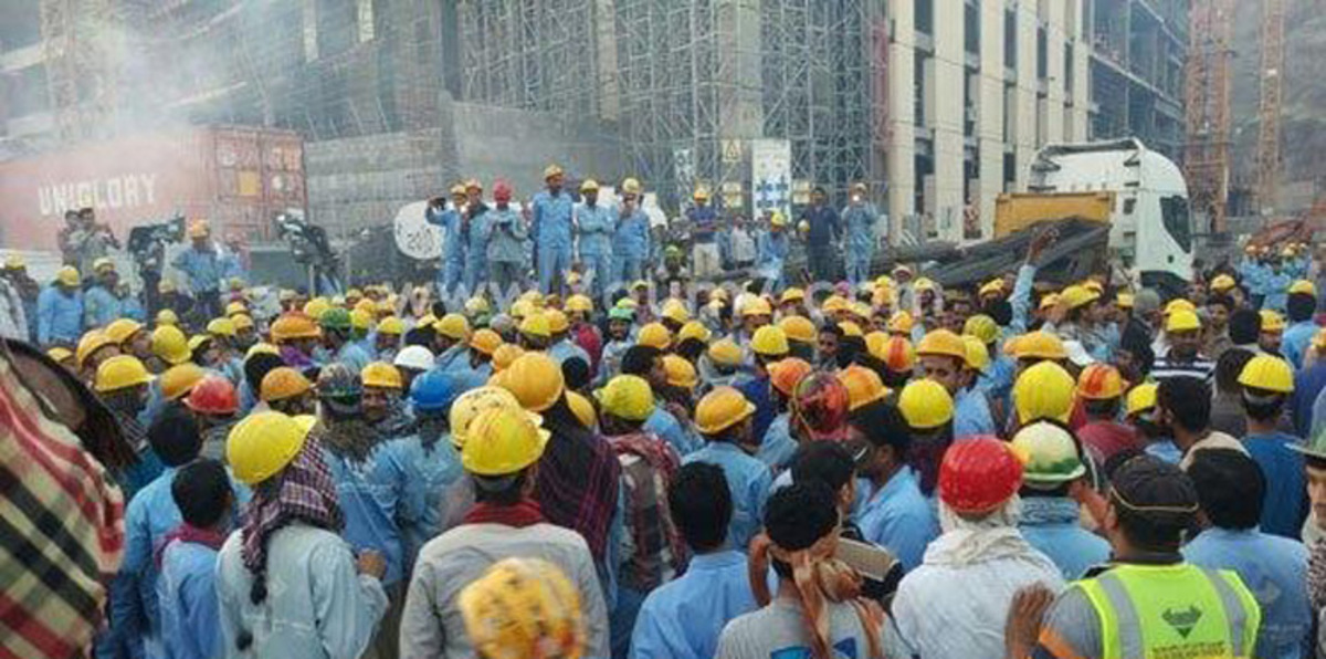 بالصور.. عمال "بن لادن" يحرقون مساكنهم في احتجاجات غاضبة بالسعودية