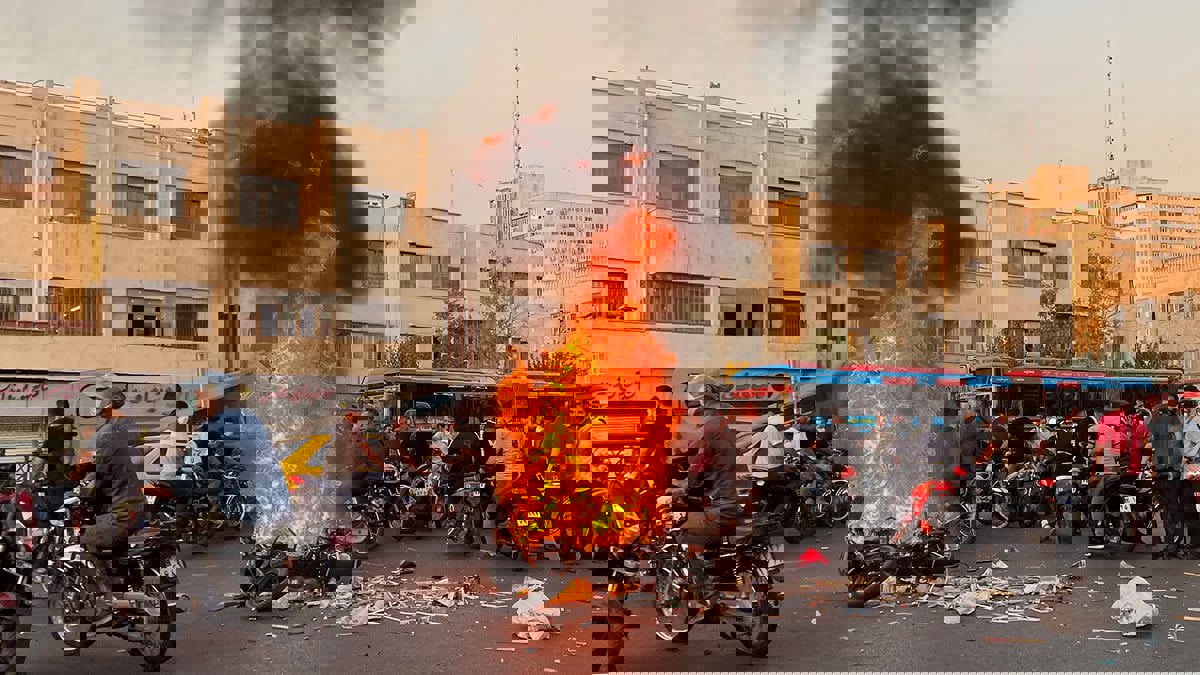 المركز الإيراني لحقوق الإنسان يحذر من إعدام 9 متظاهرين 
