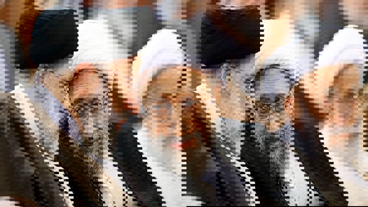 معركة الخلافة في إيران.. لاريجاني من مرشح لخلافة خامنئي إلى متهم بالفساد