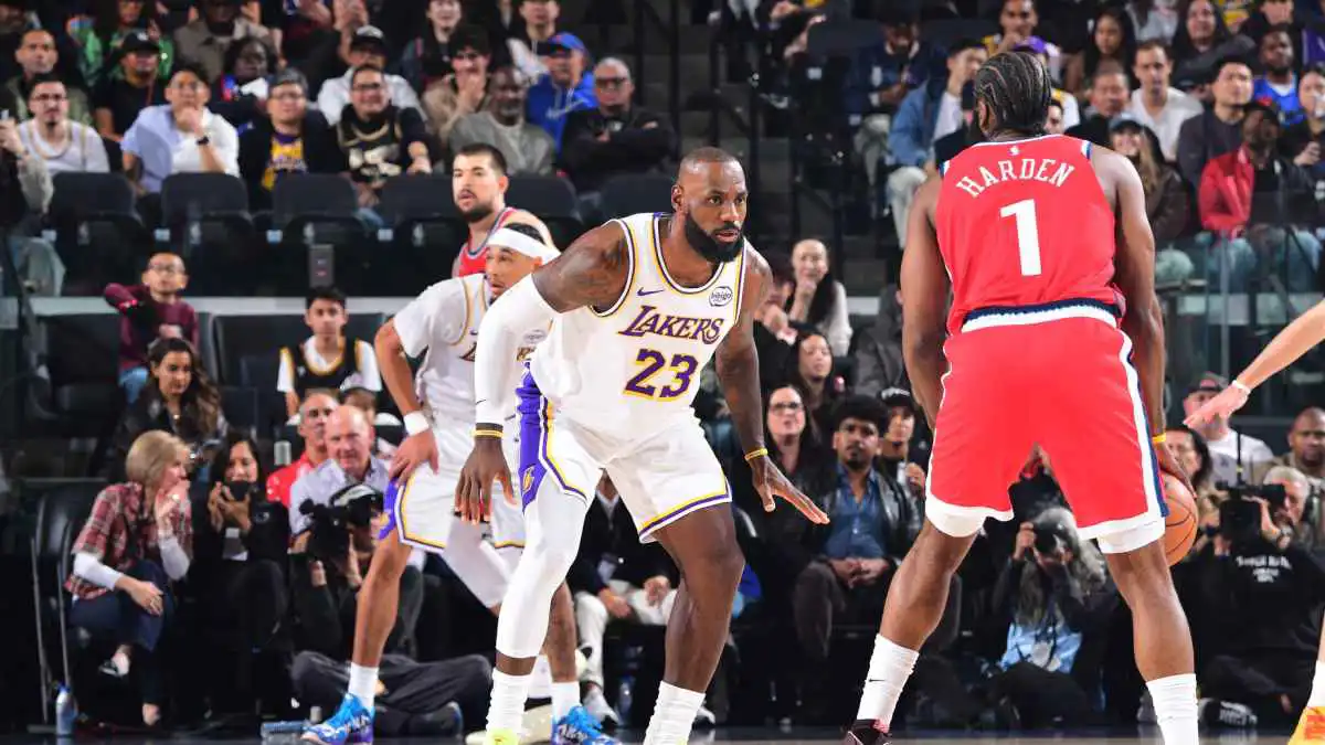 NBA.. كليبرز يسحق ليكرز في قمة محلية بدوري السلة الأمريكي