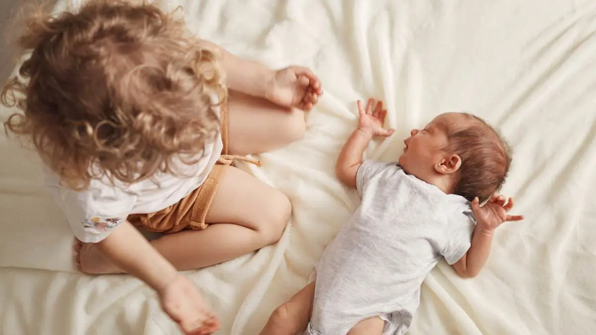 كيف تتعامل مع غيرة الطفل من شقيقه حديث الولادة؟