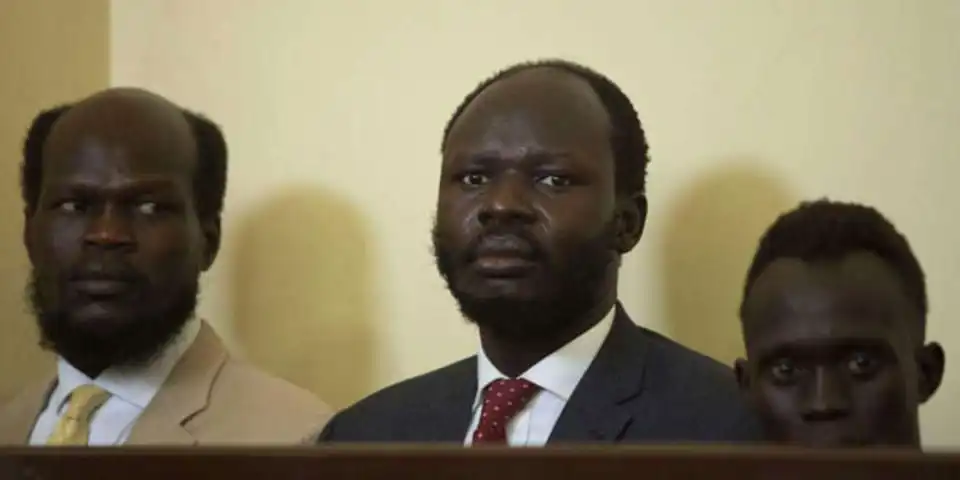 بيتر بيار أجاك (وسط)