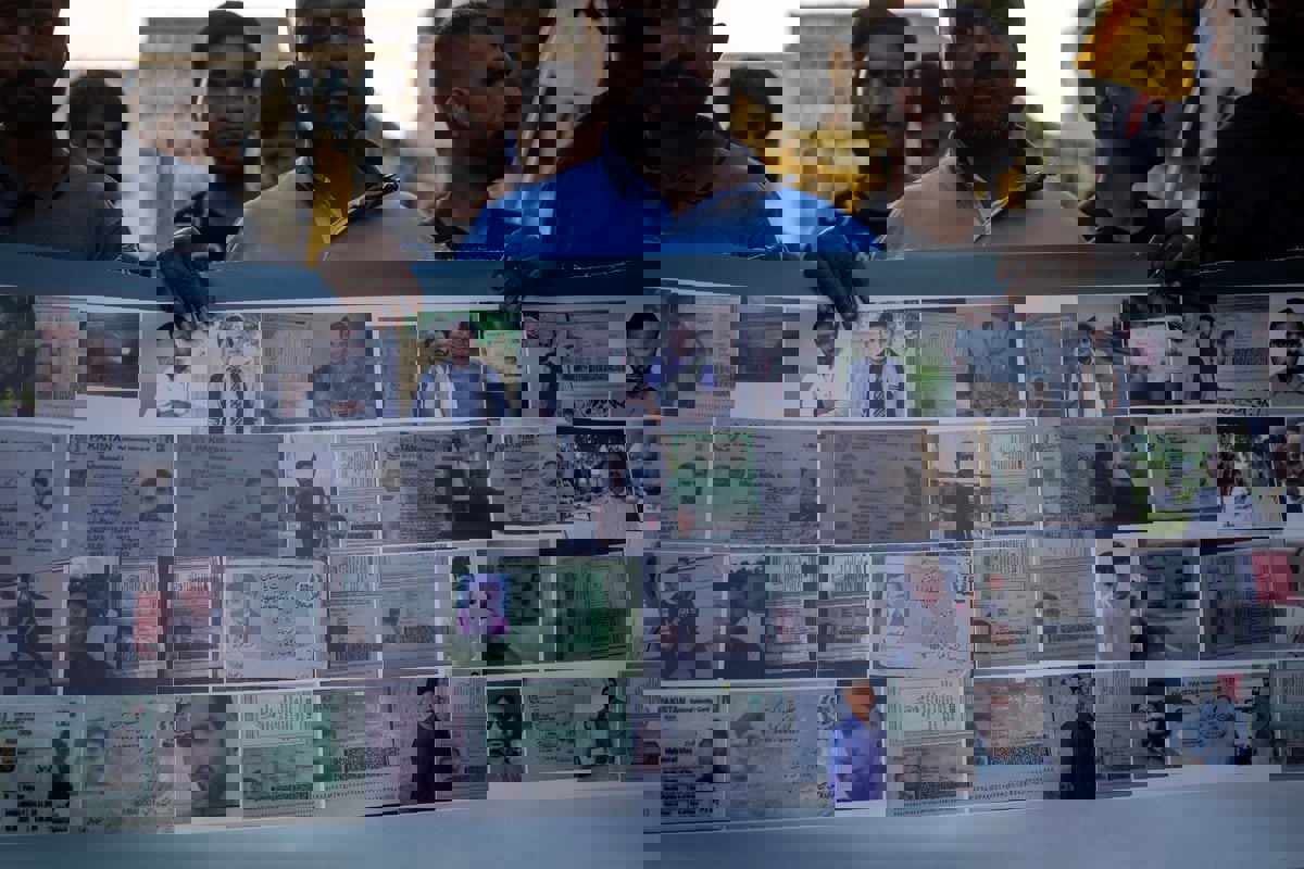 قتل فيها 700 شخص.. مسيرة في اليونان بعد عام على "كارثة" غرق قارب مهاجرين (صور)