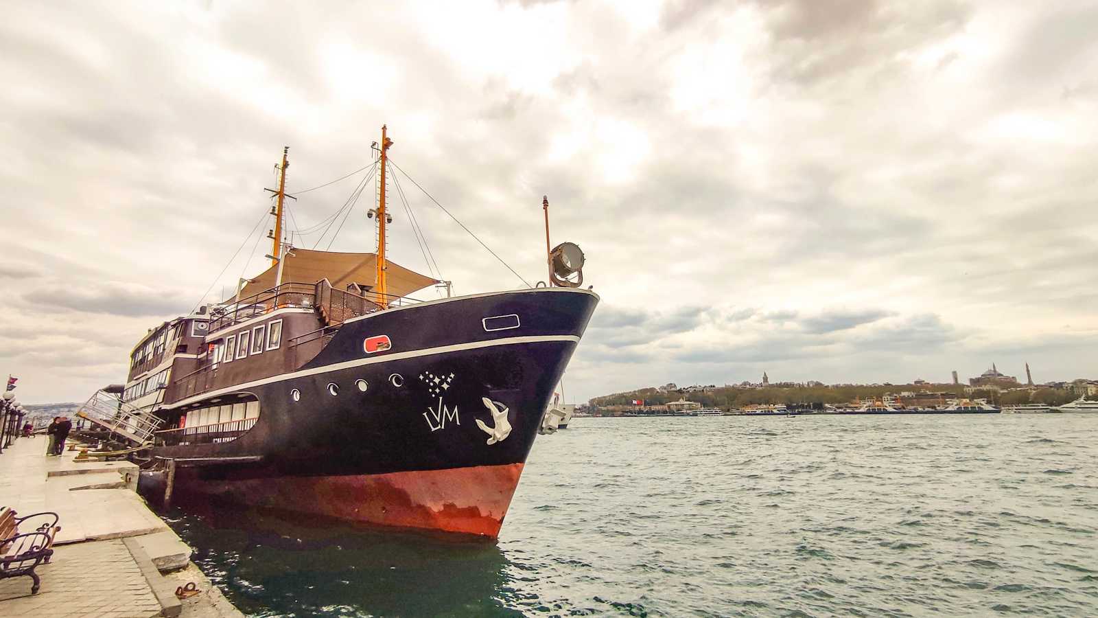 قبطان سفينة تركية يواجه 9 سنوات سجنا بعد دهس رجل وسط البحر (صور)