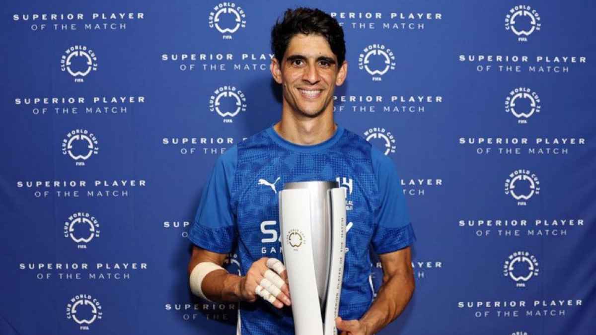 الهلال يكافئ ياسين بونو