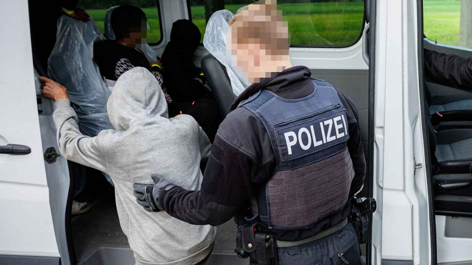 وداعاً لـ"الأبواب المفتوحة".. لماذا أوصدت ألمانيا حدودها أمام اللاجئين؟