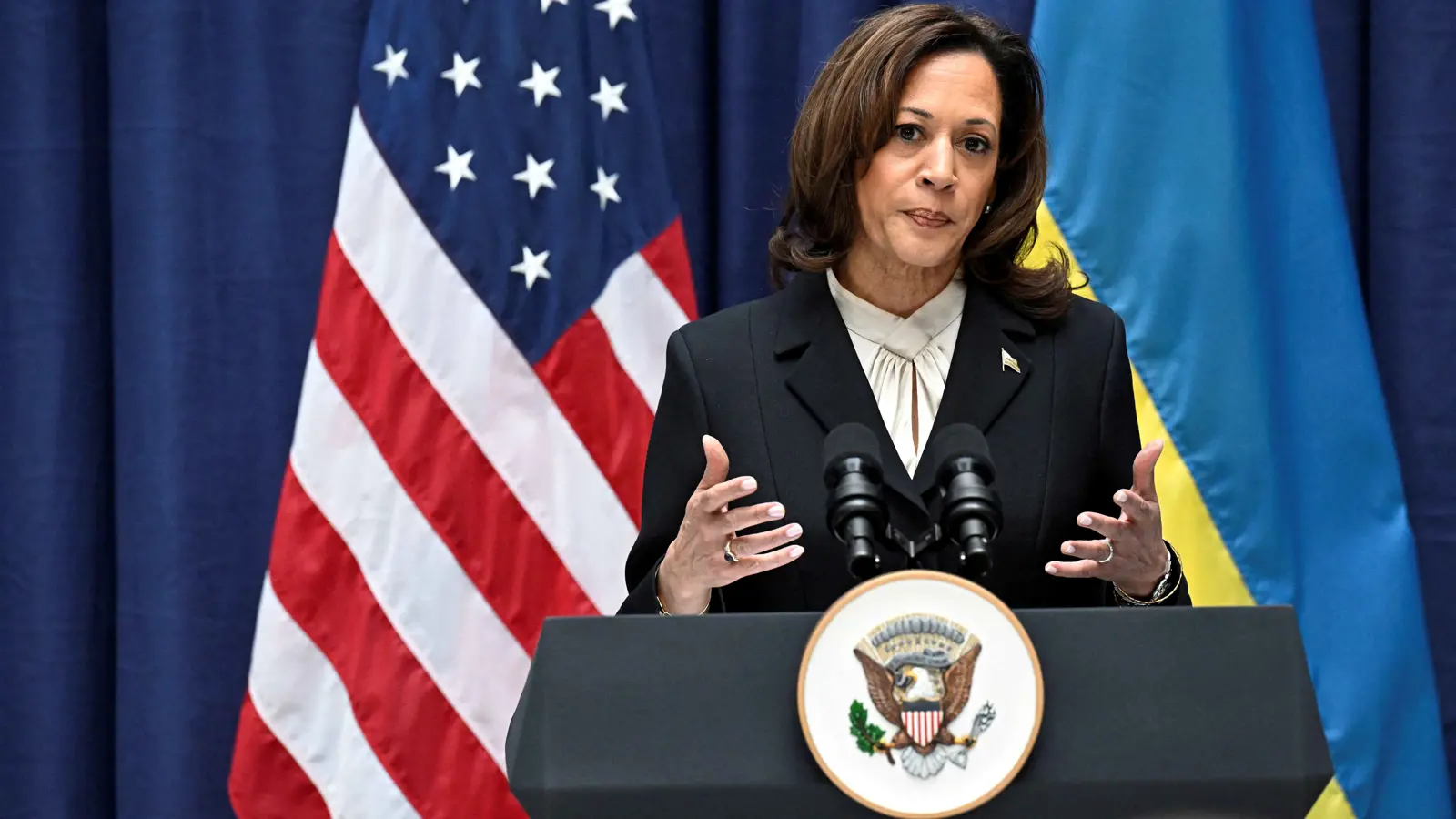 بعد هجوم ترامب ولطمأنة الناخبين.. هاريس تزور الحدود مع المكسيك