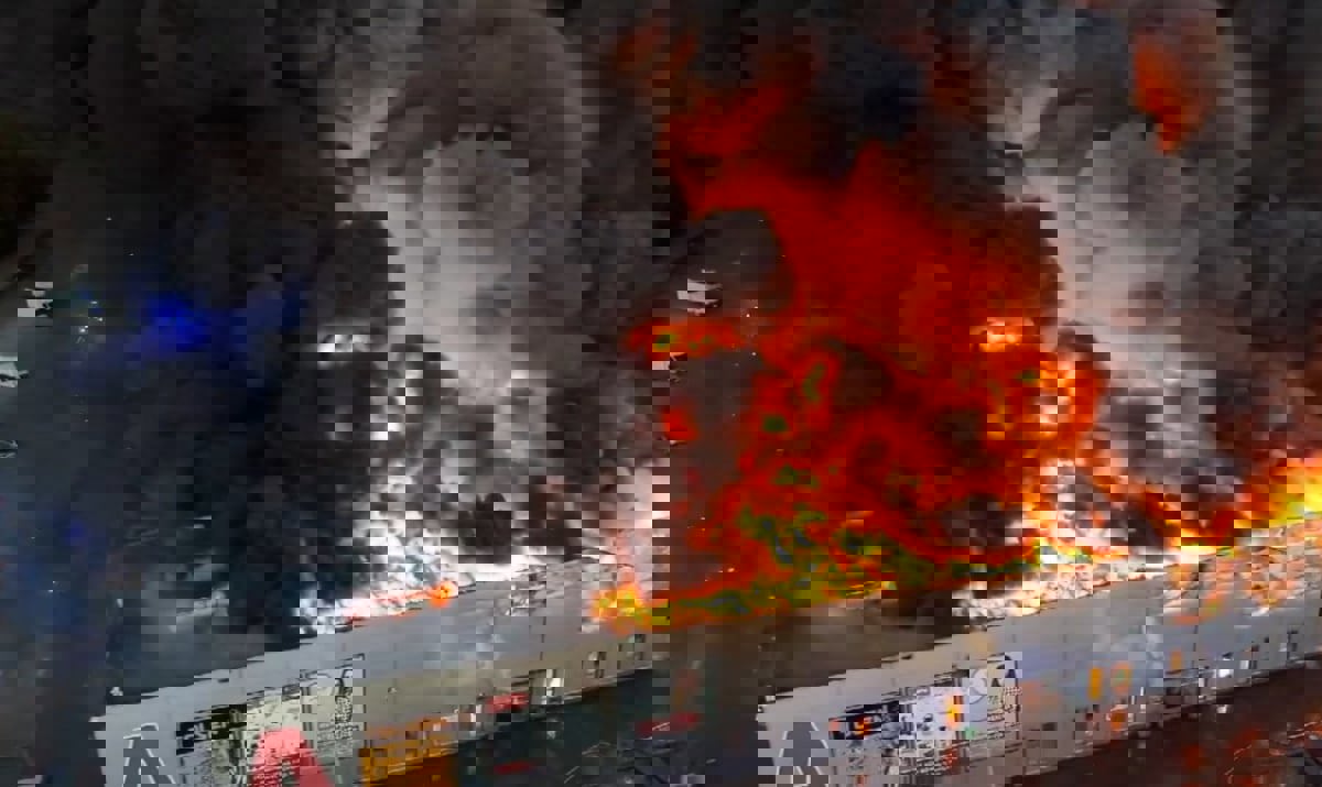 حريق مهول بأكبر مراكز التسوق في وارسو (فيديو)