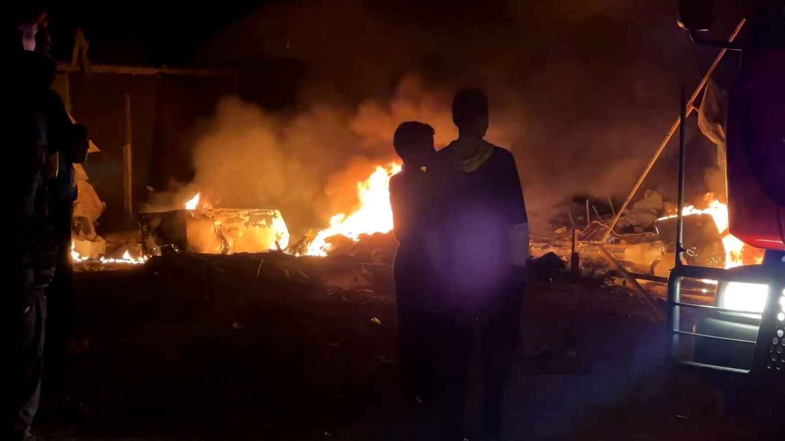 بعد قصف عنيف.. احتراق خيام النازحين في مواصي خان يونس (فيديو)