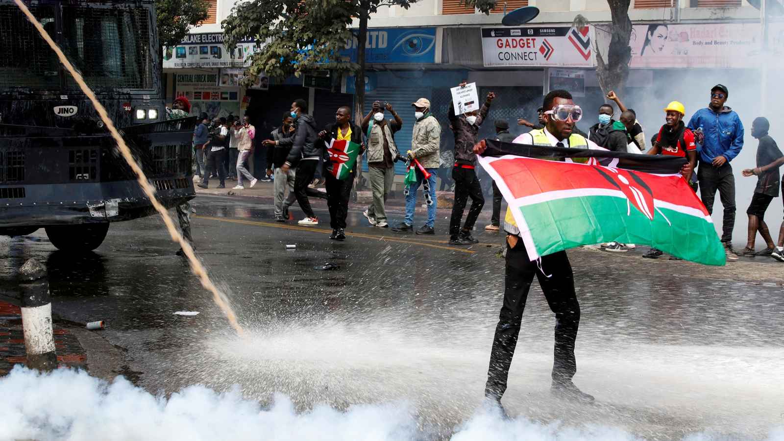 "لوموند": كينيا تسعى لإبعاد الشباب "المعادي" للسلطة إلى الغرب