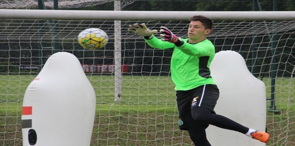 حارس شابيكوينسي يظهر في مشهد مؤثر بساق مبتورة (صورة)