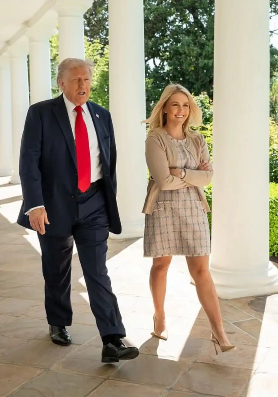 كارولين كلير ليفات وترامب في البيت الأبيض