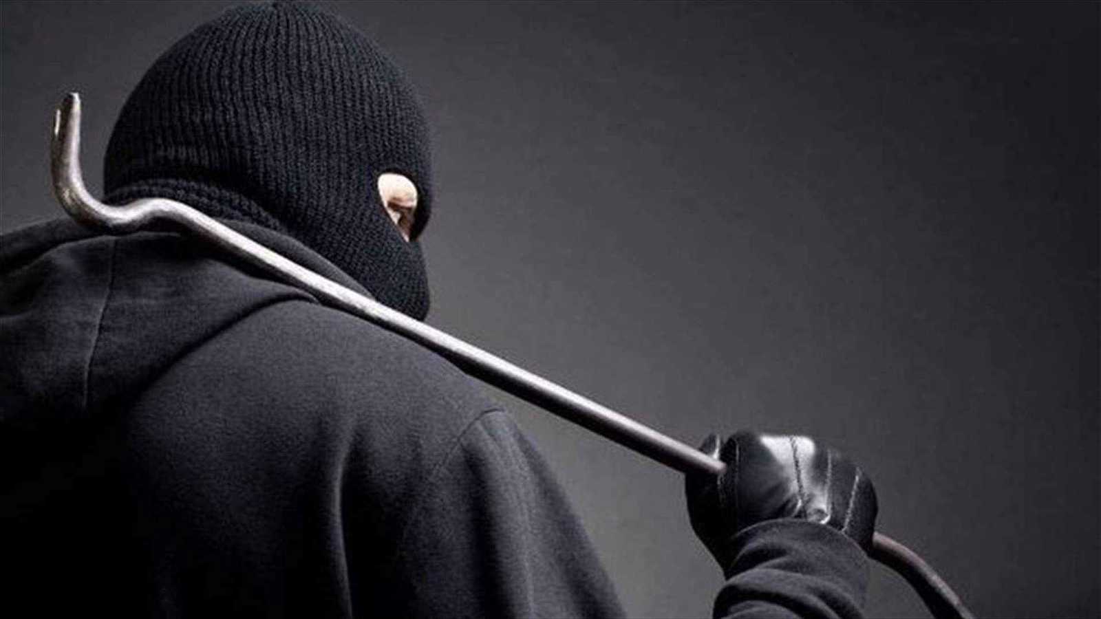 لم يحرك ساكنًا.. سرقة مغنٍّ أمام زوجته وزبائن المطعم (فيديو)