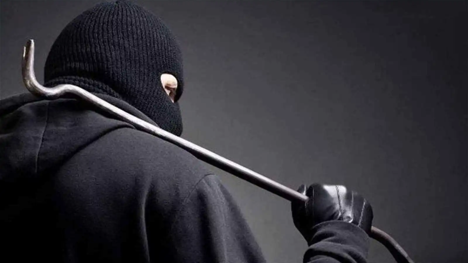 لم يحرك ساكنًا.. سرقة مغنٍّ أمام زوجته وزبائن المطعم (فيديو)