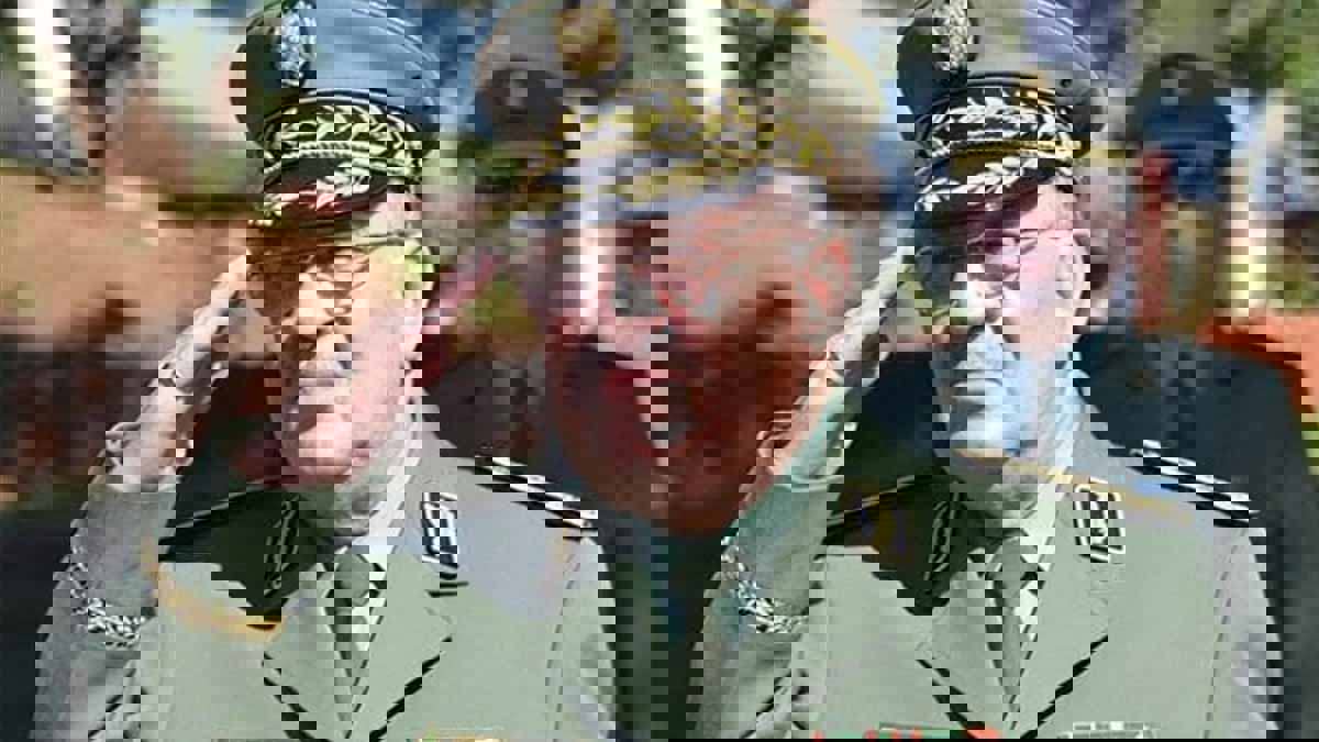 من هو قائد الجيش الجزائري أحمد قايد صالح؟  