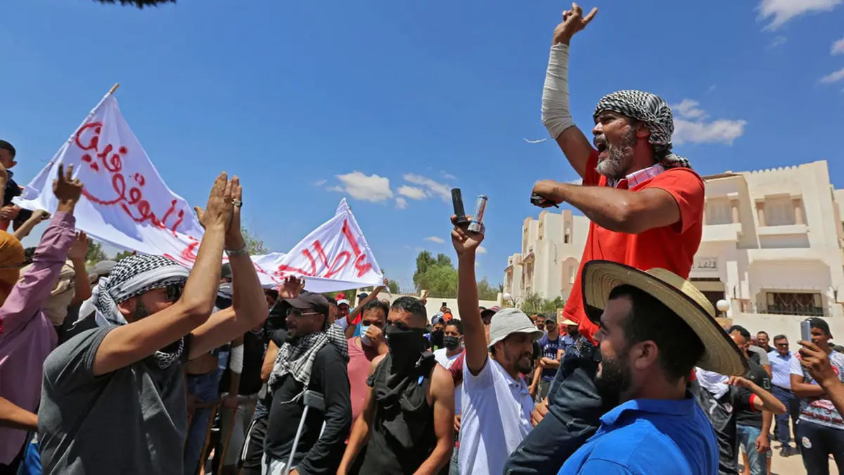 تونس.. احتجاجات في الجنوب تهدد بوقف الإنتاج النفطي مجددًا