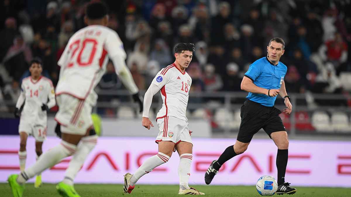 اللاعبون عادوا لغرفة الملابس.. توقف مباراة إيران والإمارات بسبب الإنارة (فيديو)