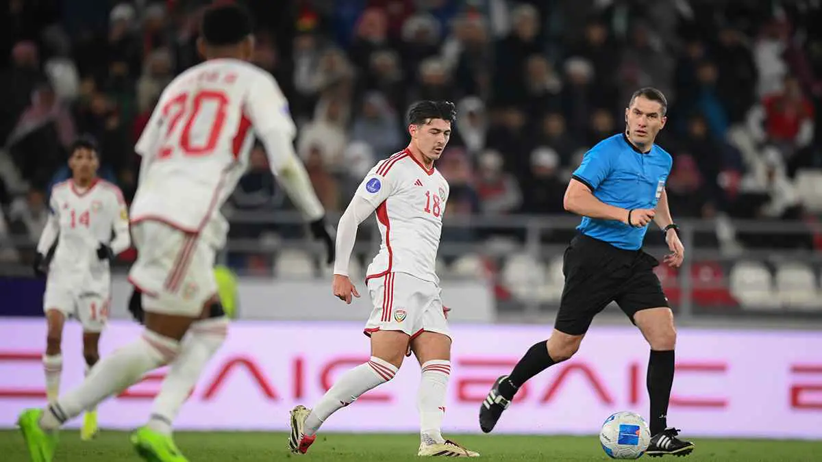 اللاعبون عادوا لغرفة الملابس.. توقف مباراة إيران والإمارات بسبب الإنارة (فيديو)