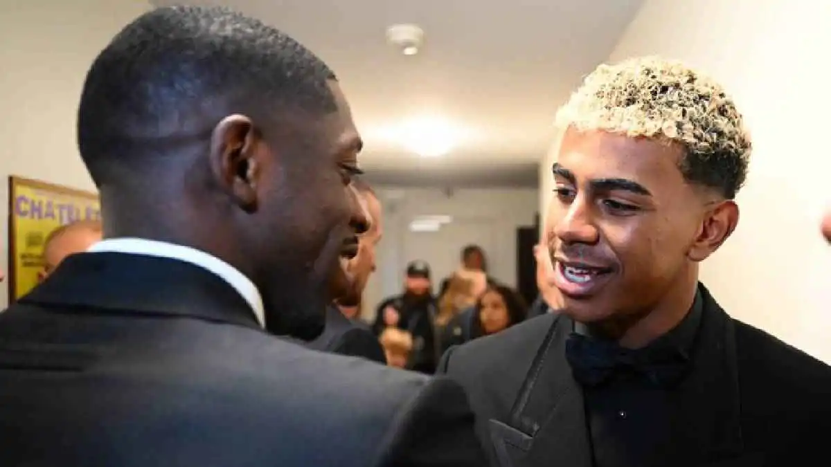 رفض الوقوف لمصافحته.. رد فعل لامين يامال لحظة فوز ديمبلي بالكرة الذهبية  (فيديو)