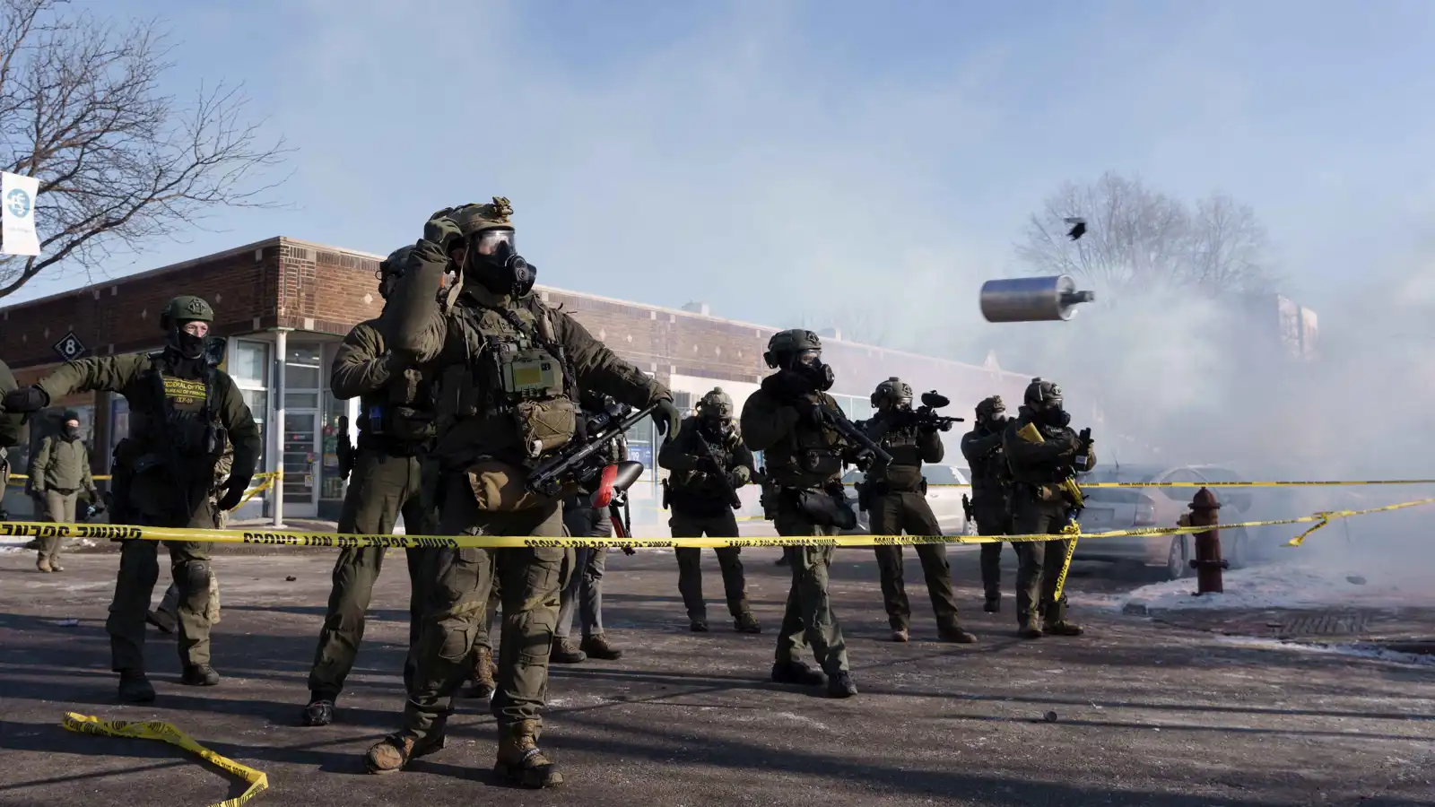 بعد اتصال ترامب وفراي.. بدء انسحاب العملاء الفيدراليين من مينيابوليس