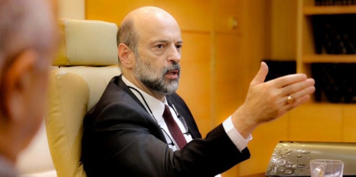 أردنية تعترض موكب رئيس الوزراء عمر الرزاز.. شاهد ماذا طلبت (فيديو)