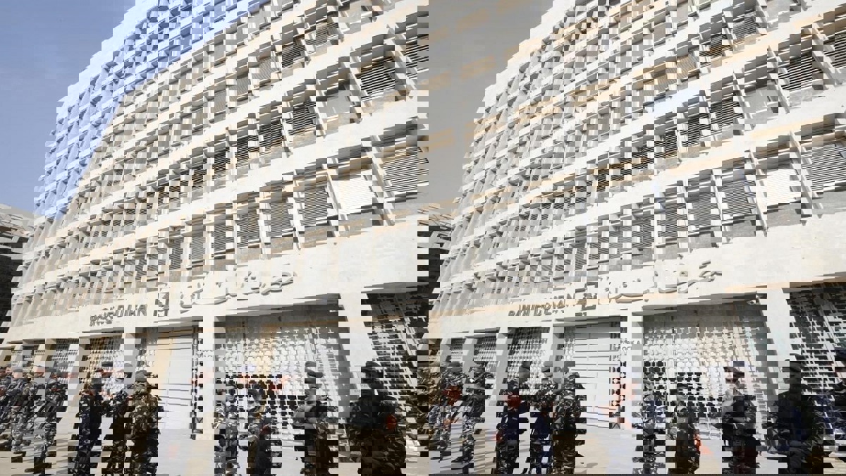 لبنان يجمد أصول 20 بنكا وممتلكات رؤسائها