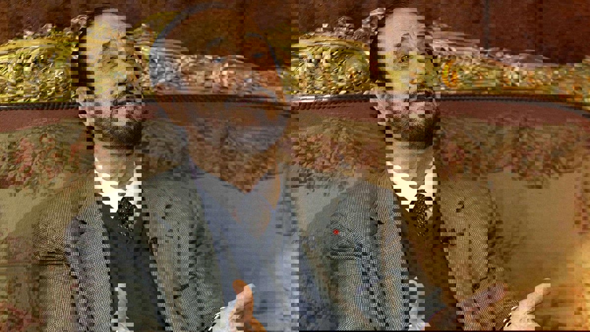 برفقة حفيدته شمس.. أول ظهور لرفعت الأسد بعد عودته إلى سوريا (صورة)