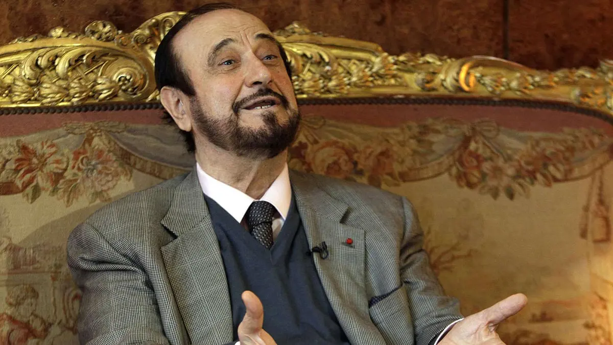 برفقة حفيدته شمس.. أول ظهور لرفعت الأسد بعد عودته إلى سوريا (صورة)