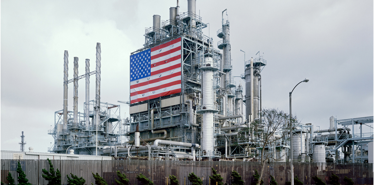 أسعار النفط تغلق متباينة مع استمرار تخمة المعروض العالمي