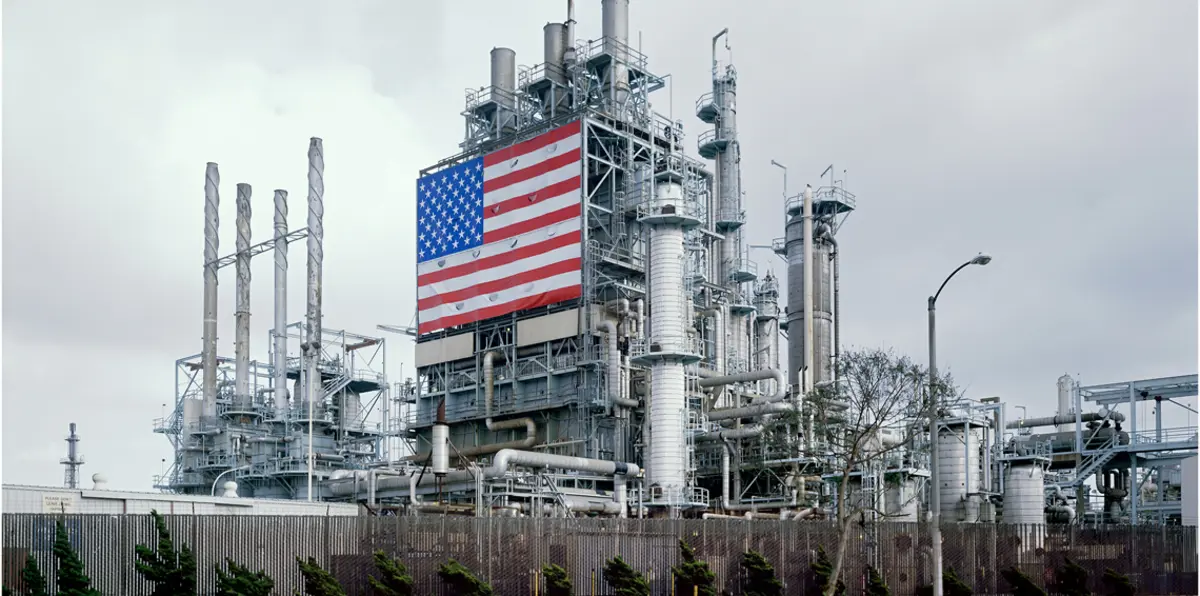 أسعار النفط تغلق متباينة مع استمرار تخمة المعروض العالمي