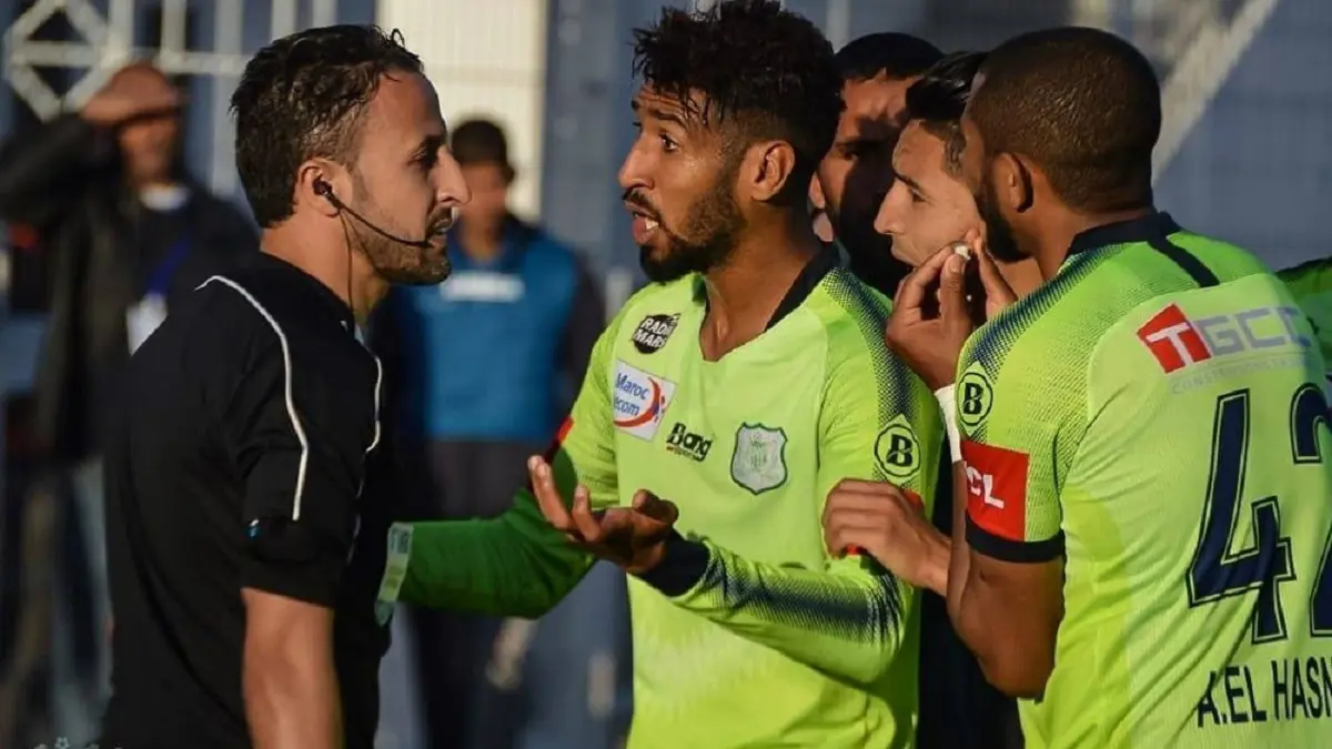 إيقاف لاعب مدة عامين بسبب اعتدائه على حكم خلال مباراة في الدوري المغربي